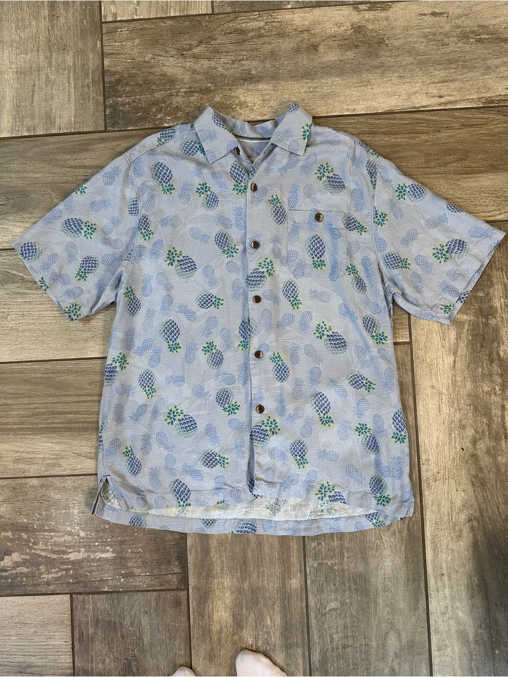 Tommy Bahama Men’s 100% Silk Pineapple Print Button-Up Shirt Large